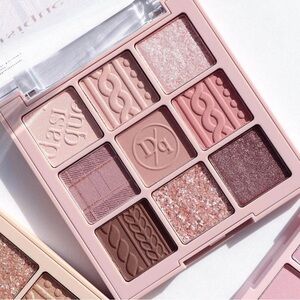 Dasique Violet Knit eyeshadow pallete